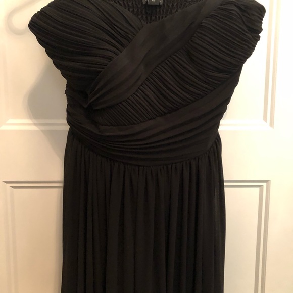 Black Gown - Picture 4 of 4